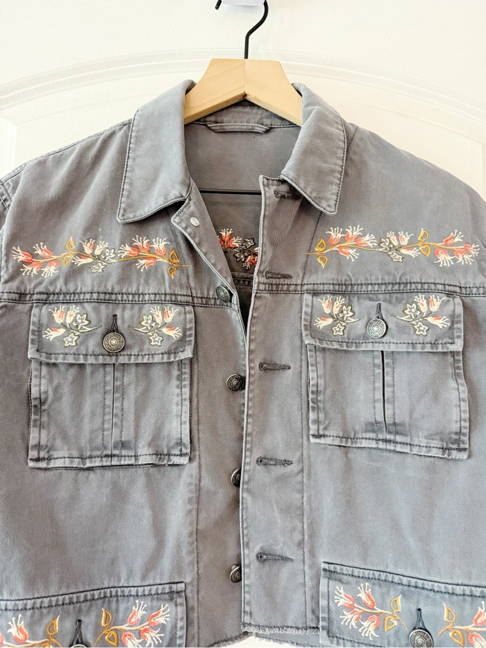 CINQ A CEPT Embroidered Cropped Denim Jacket Gray - Picture 4 of 10